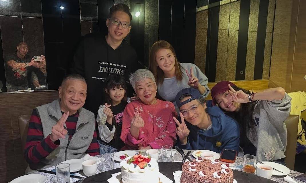 少女亲弟比她显老豪宅装修奢华冯德伦和岳父母互动亲密j9九游会网站入口舒淇大年初八晒全家福49岁状态如(图4)