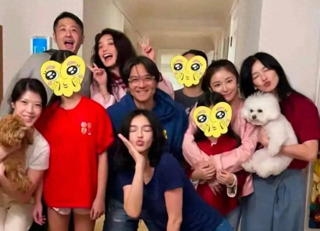 少女亲弟比她显老豪宅装修奢华冯德伦和岳父母互动亲密j9九游会网站入口舒淇大年初八晒全家福49岁状态如(图5)