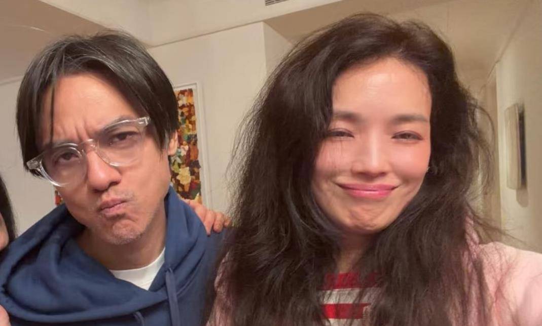 少女亲弟比她显老豪宅装修奢华冯德伦和岳父母互动亲密j9九游会网站入口舒淇大年初八晒全家福49岁状态如(图7)